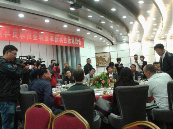 马克来到酷8会所，受到了吴忠市领导的热情欢迎，本地媒体也大力报道