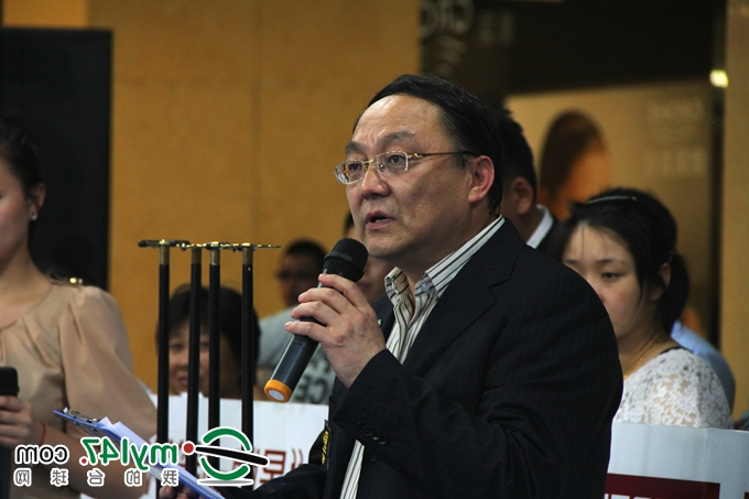 本站比赛裁判长、北京台球协会副秘书长刘健宣布比赛成绩