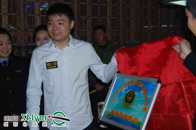 丁俊晖先生亲自为“吉林省高速交警支队桌球协会--红都基地”揭牌