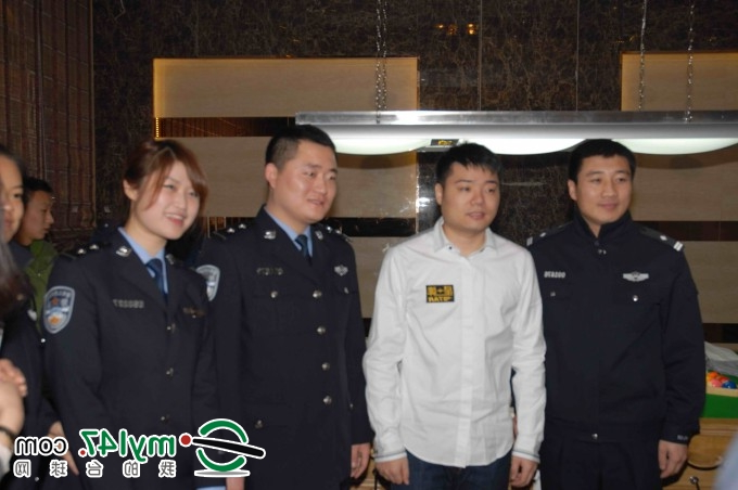 丁俊晖先生和吉林省高速交警支队代表合影