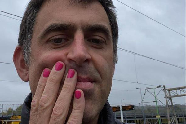 英格兰公开赛：奥沙利文涂粉色指甲为慈善捐款，落后又反超晋级令人赞叹！